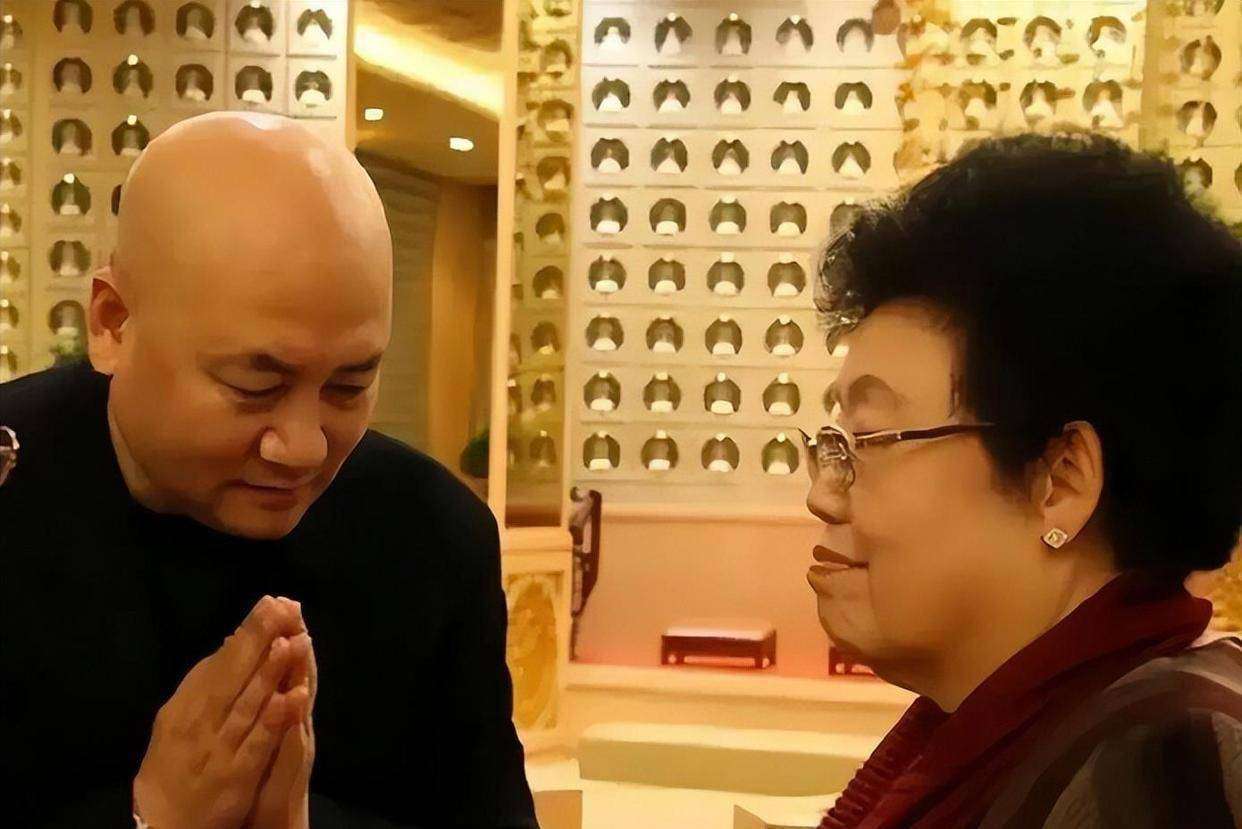 陈丽华追悼会细节：迟重瑞瘦到脱相，继子举动打破豪门恩怨传言