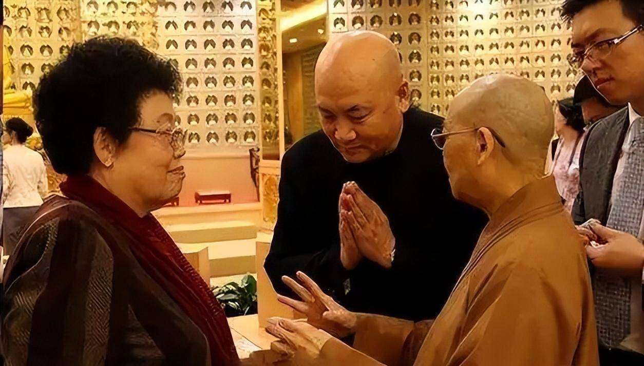 陈丽华追悼会细节：迟重瑞瘦到脱相，继子举动打破豪门恩怨传言