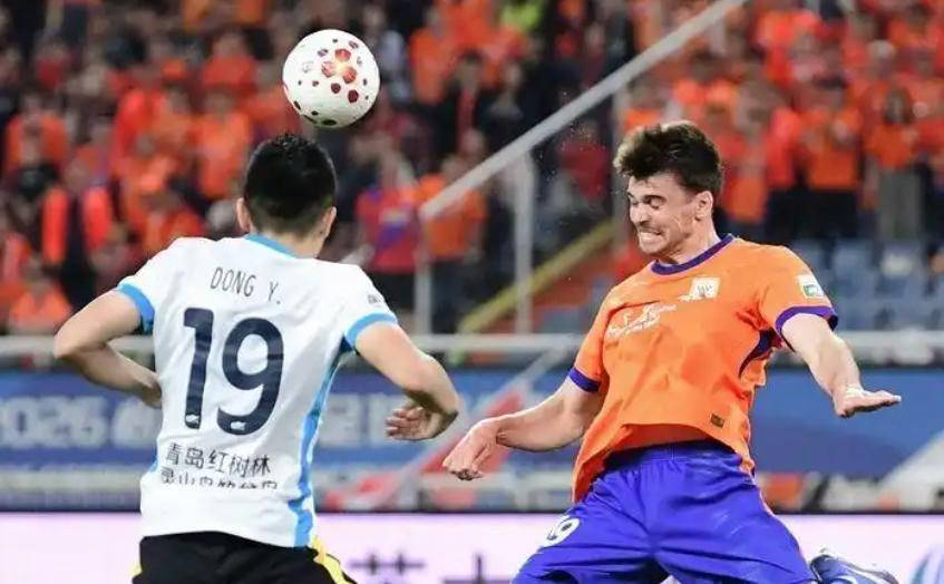 冲突频发！齐鲁德比混乱不断，泰山与西海岸身陷重压泥潭