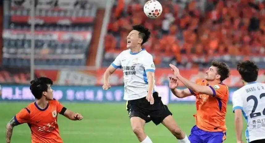 冲突频发！齐鲁德比混乱不断，泰山与西海岸身陷重压泥潭
